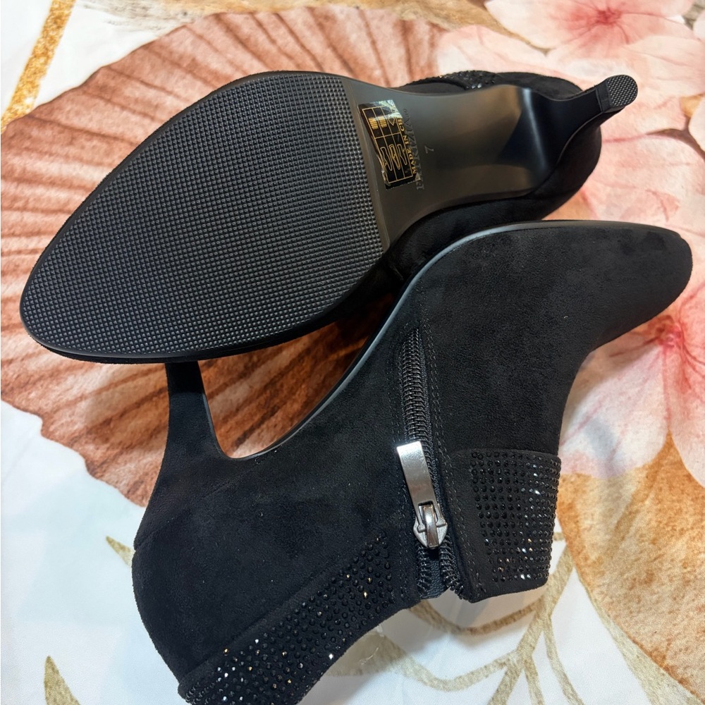 Elegant Black Women's Heels with Beaded Strap - Picture 4 of 5